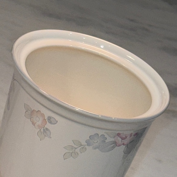 Pfaltzgraff Vintage Wyndham Stoneware Canister with lid. - Picture 5 of 8